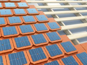 imagem de telhas solares, que são uma telha convencional com uma placa solar embutida na estrutura